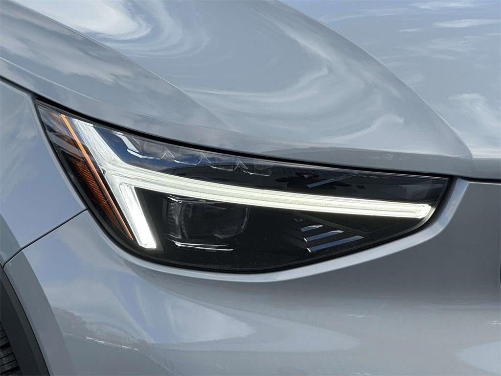 2025 Volvo XC40 B5 Ultra Dark Theme