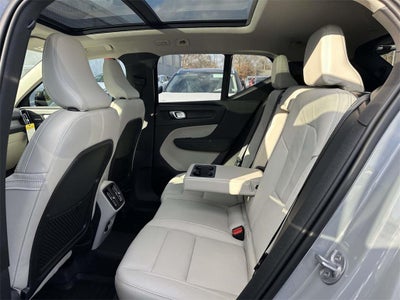 2025 Volvo XC40 B5 Ultra Dark Theme