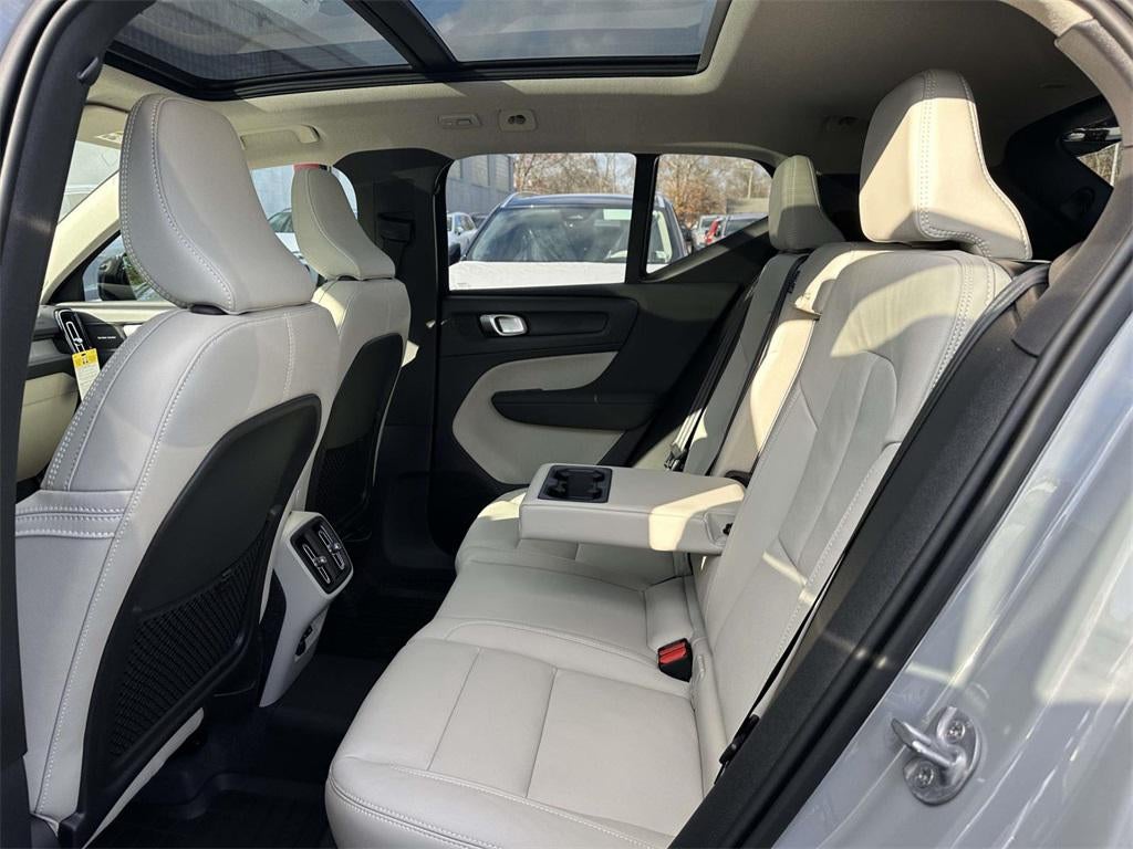 2025 Volvo XC40 B5 Ultra Dark Theme