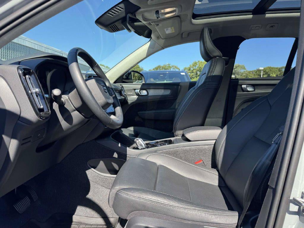 2026 Volvo XC40 Ultra, B5 AWD Gas (mild hybrid), Dark