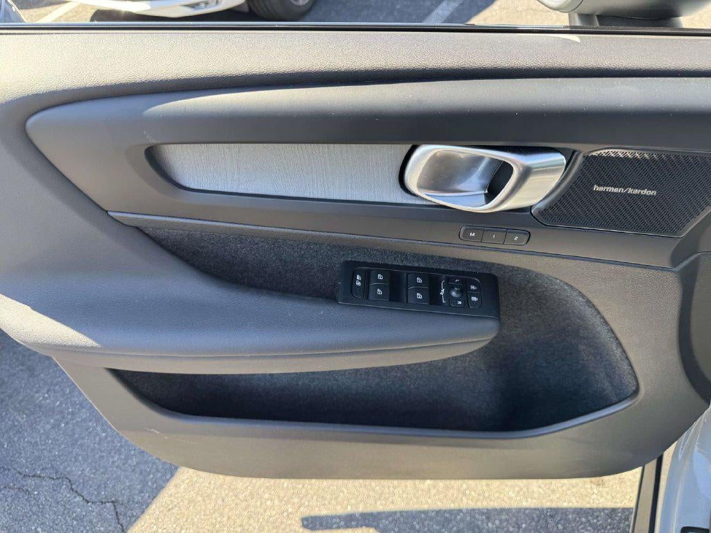2026 Volvo XC40 Ultra, B5 AWD Gas (mild hybrid), Dark