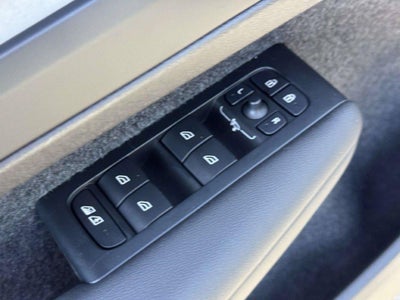 2026 Volvo XC40 Ultra, B5 AWD Gas (mild hybrid), Dark