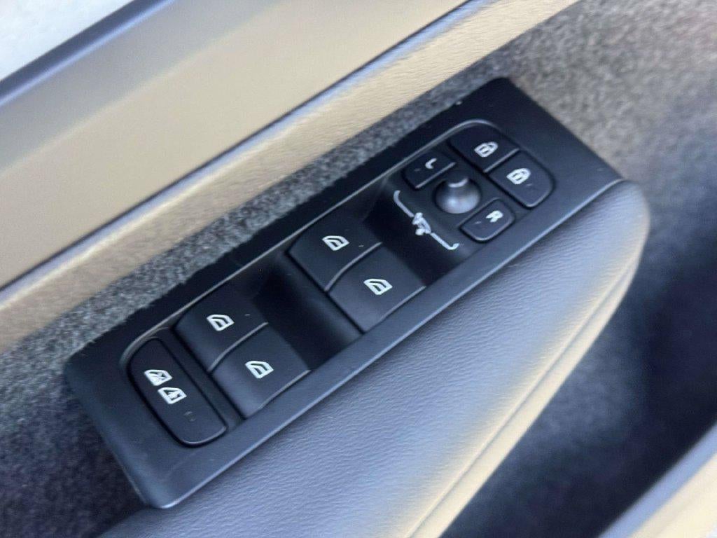 2026 Volvo XC40 Ultra, B5 AWD Gas (mild hybrid), Dark