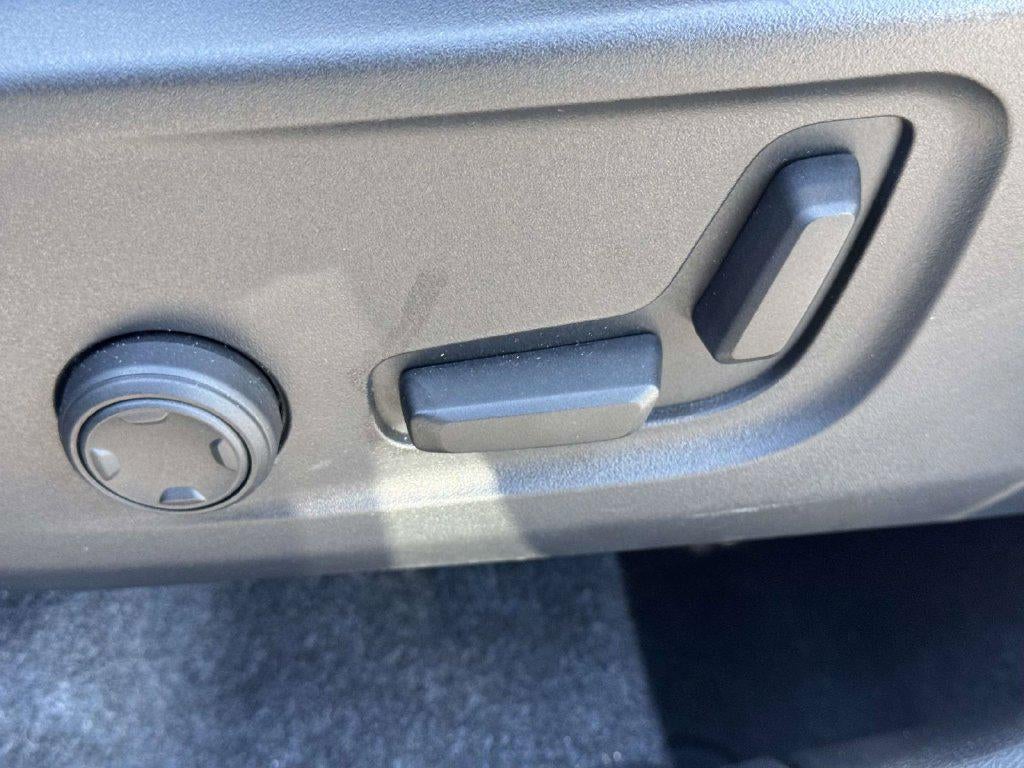 2026 Volvo XC40 Ultra, B5 AWD Gas (mild hybrid), Dark