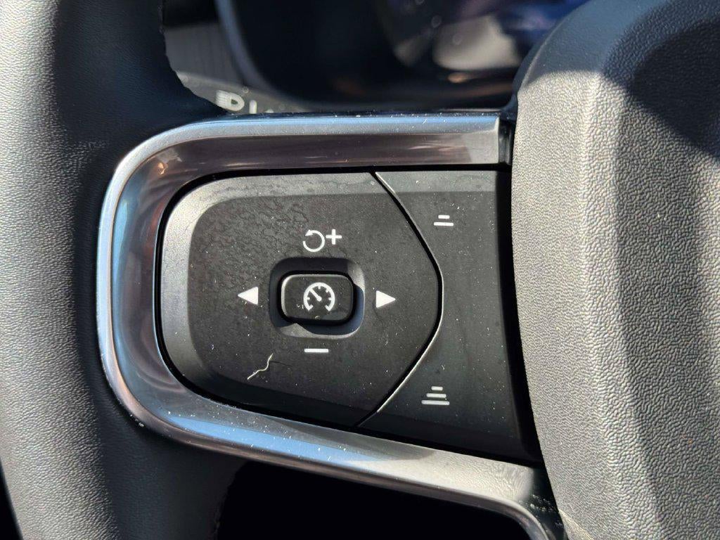 2026 Volvo XC40 Ultra, B5 AWD Gas (mild hybrid), Dark