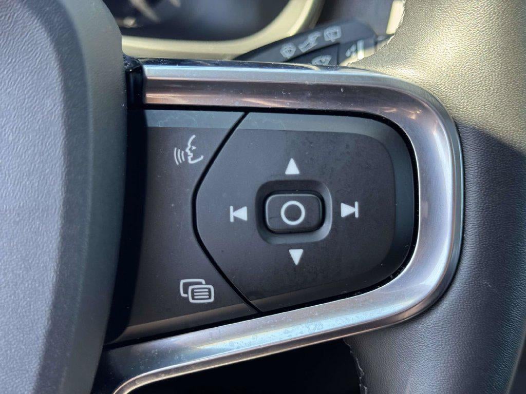 2026 Volvo XC40 Ultra, B5 AWD Gas (mild hybrid), Dark