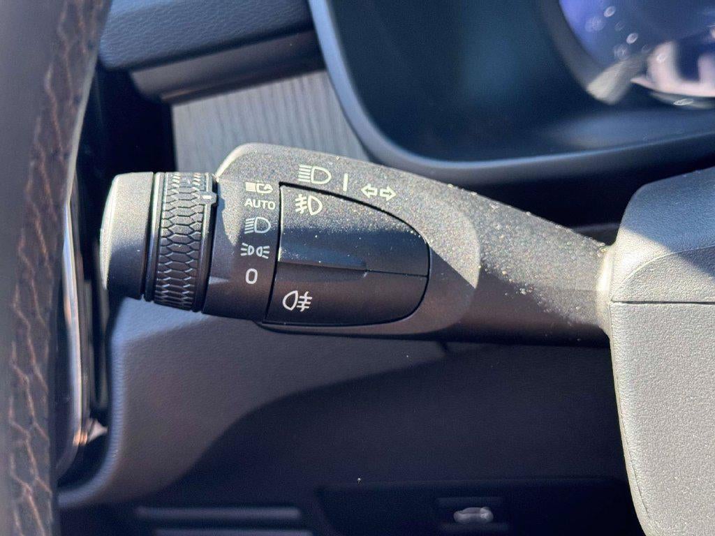 2026 Volvo XC40 Ultra, B5 AWD Gas (mild hybrid), Dark