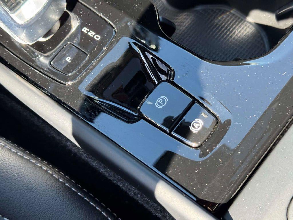 2026 Volvo XC40 Ultra, B5 AWD Gas (mild hybrid), Dark
