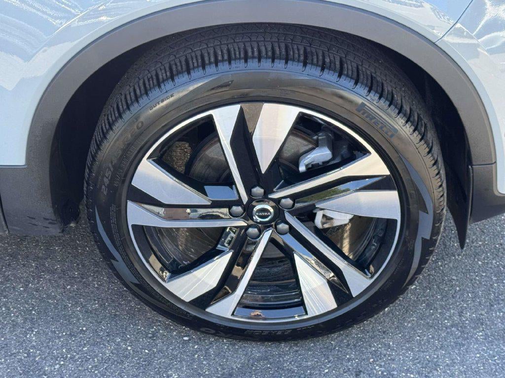 2026 Volvo XC40 Ultra, B5 AWD Gas (mild hybrid), Dark