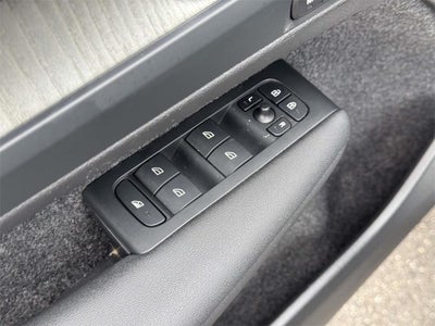 2023 Volvo XC40 B5 Plus Bright Theme