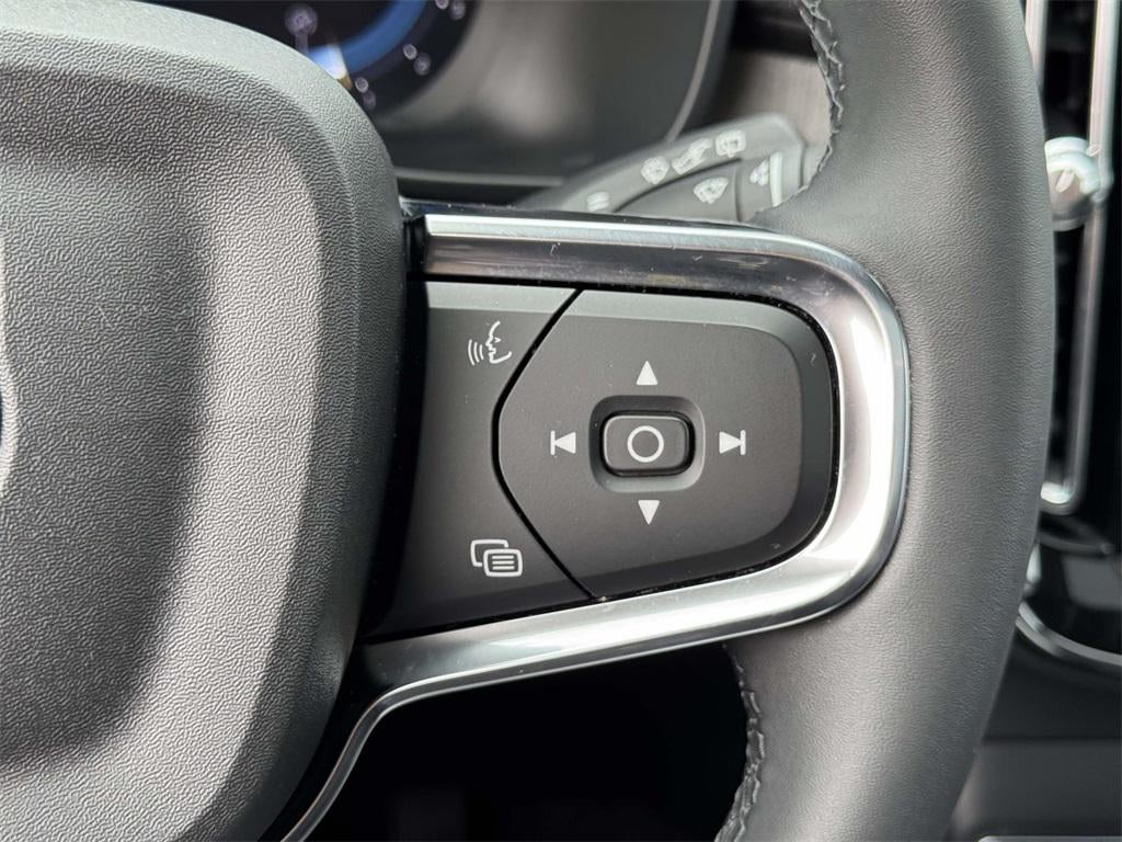 2023 Volvo XC40 B5 Plus Bright Theme