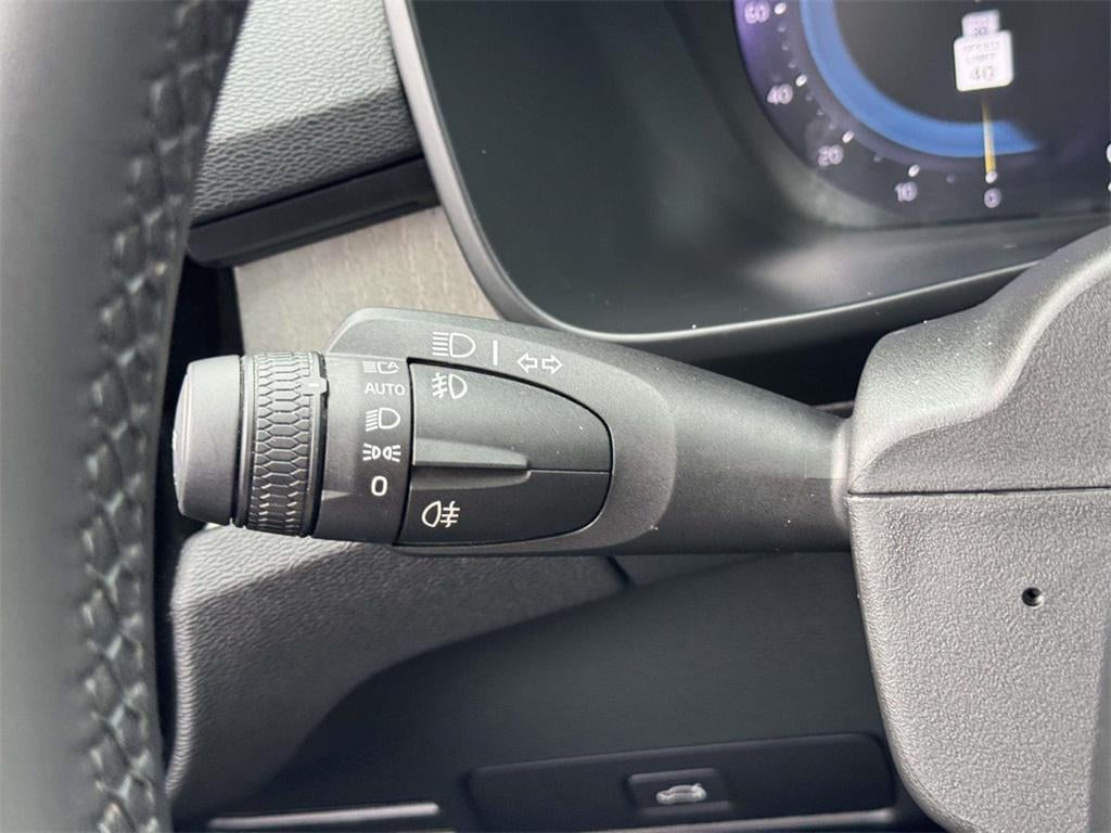 2023 Volvo XC40 B5 Plus Bright Theme