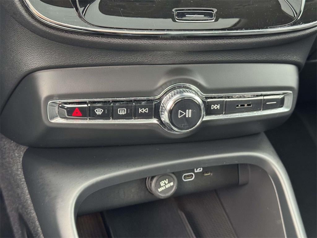 2023 Volvo XC40 B5 Plus Bright Theme