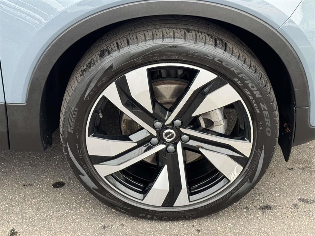 2023 Volvo XC40 B5 Plus Bright Theme