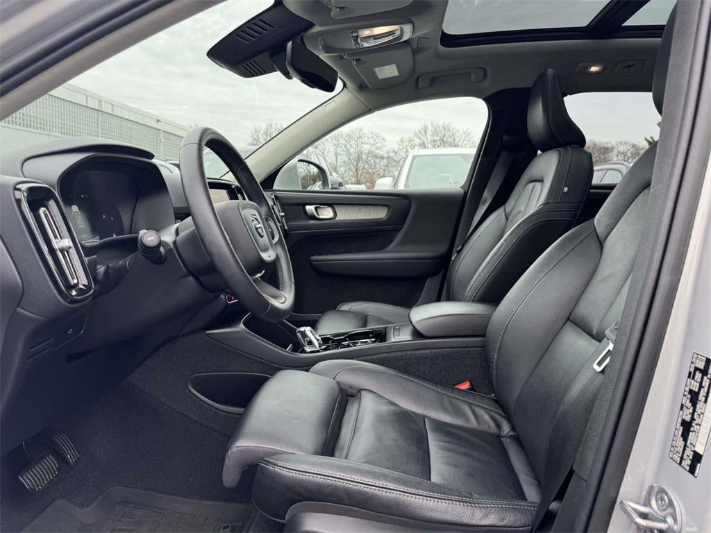 2023 Volvo XC40 B5 Plus Bright Theme