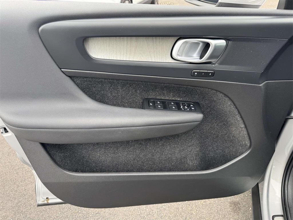 2023 Volvo XC40 B5 Plus Bright Theme