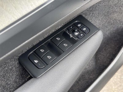 2023 Volvo XC40 B5 Plus Bright Theme