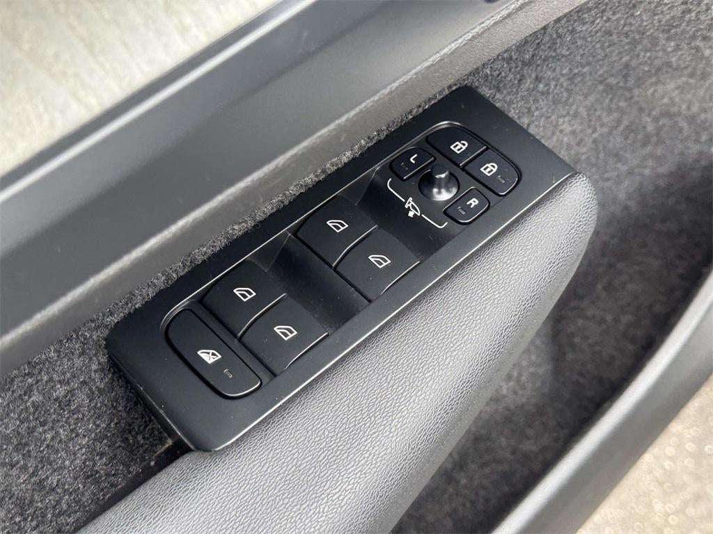 2023 Volvo XC40 B5 Plus Bright Theme