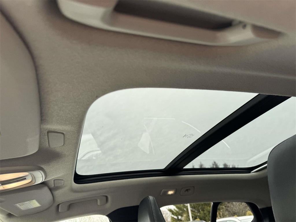 2023 Volvo XC40 B5 Plus Bright Theme