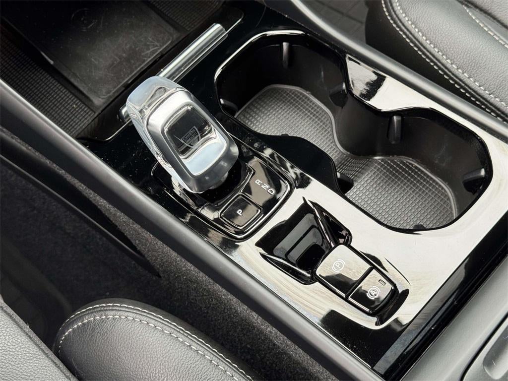 2023 Volvo XC40 B5 Plus Bright Theme