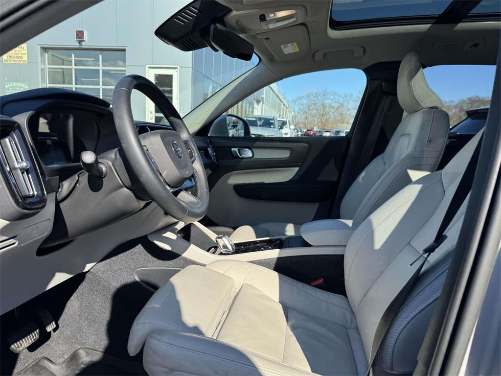 2023 Volvo XC40 B5 Plus Bright Theme