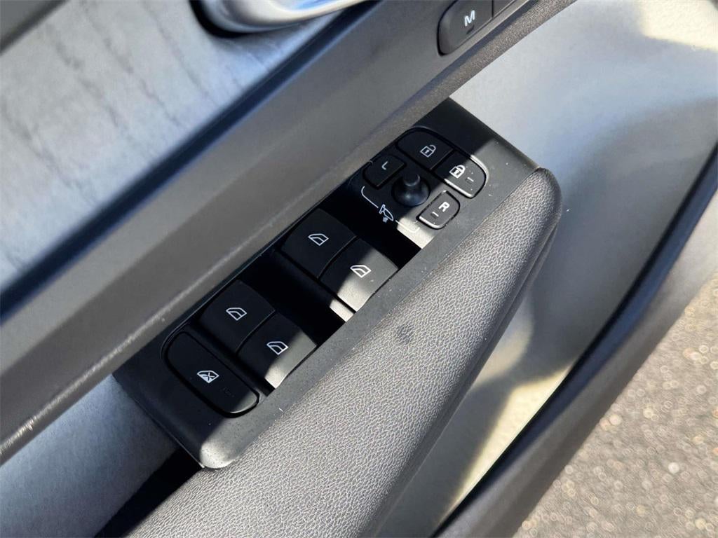 2023 Volvo XC40 B5 Plus Bright Theme