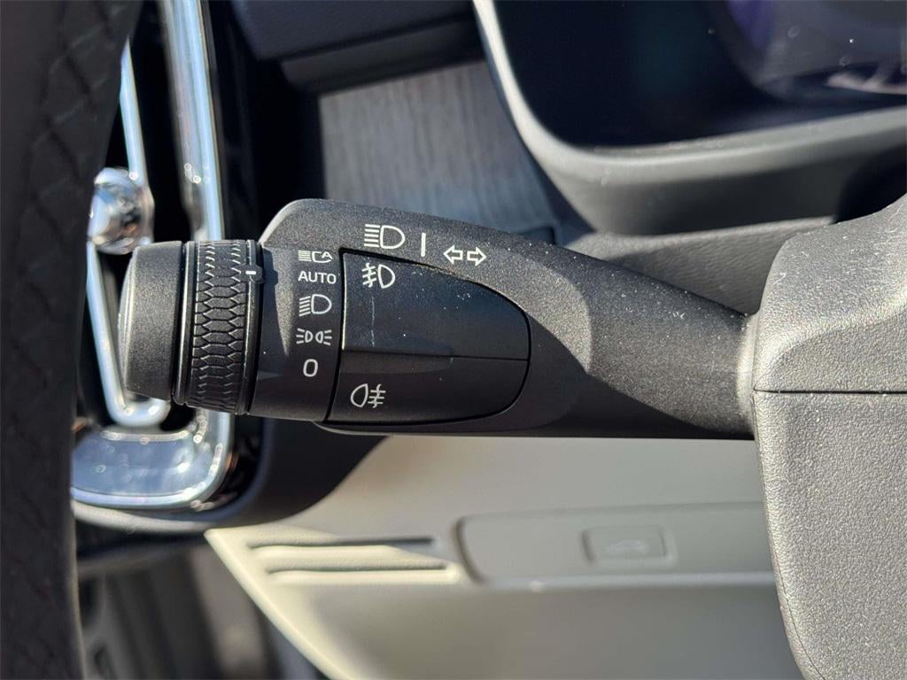 2023 Volvo XC40 B5 Plus Bright Theme
