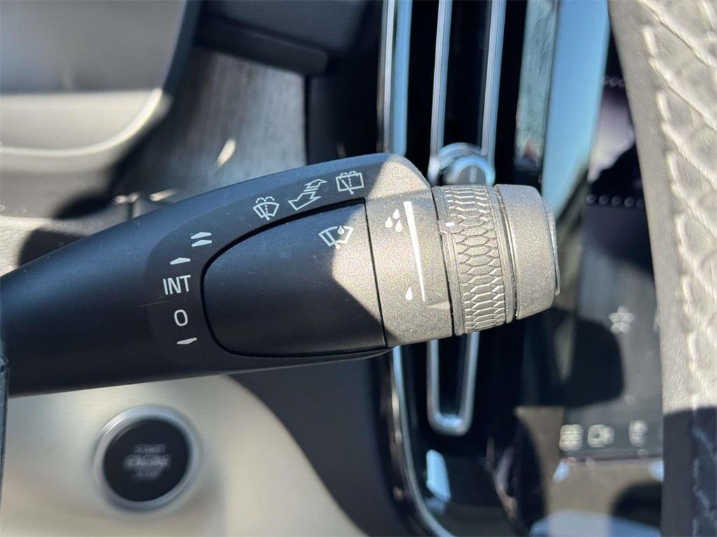 2023 Volvo XC40 B5 Plus Bright Theme