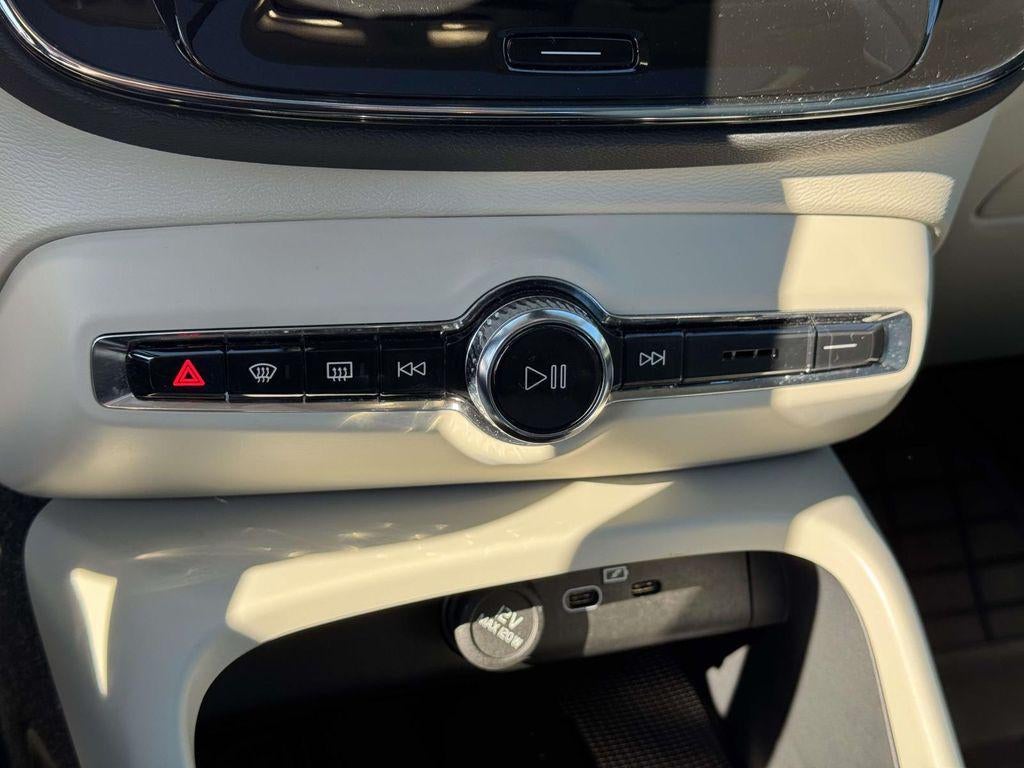 2023 Volvo XC40 B5 Plus Bright Theme