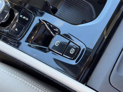 2023 Volvo XC40 B5 Plus Bright Theme