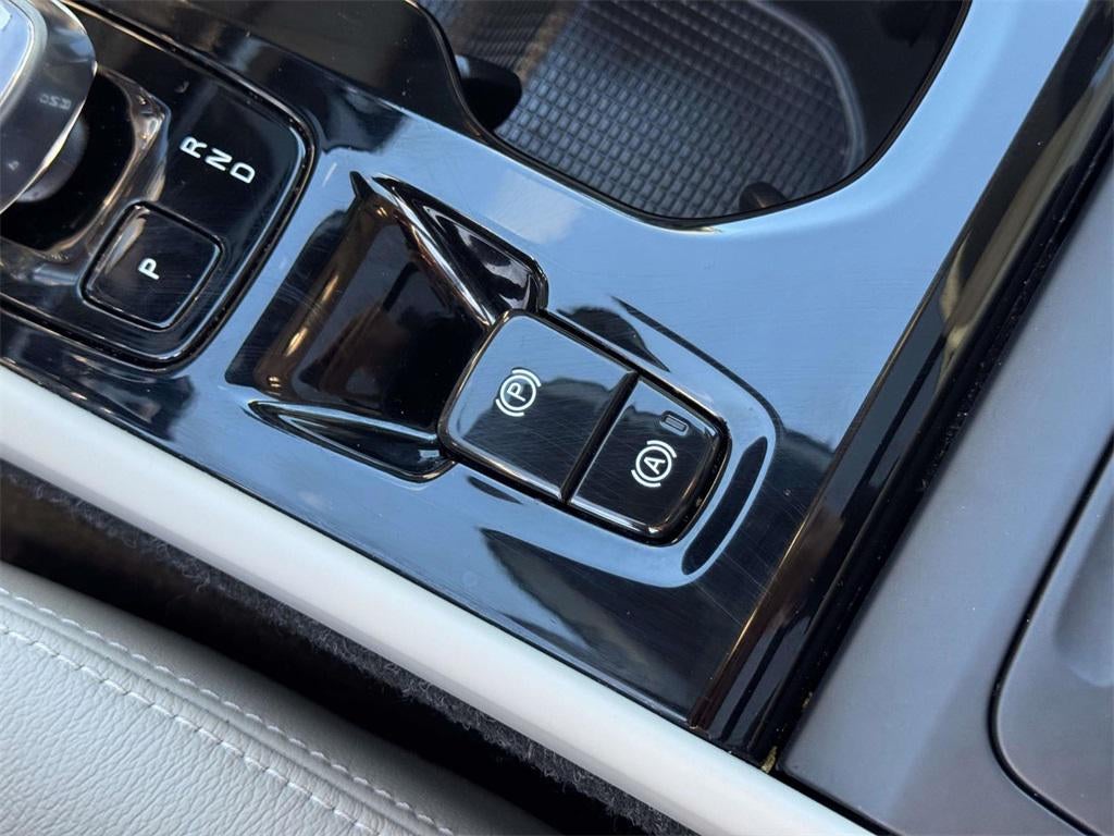 2023 Volvo XC40 B5 Plus Bright Theme