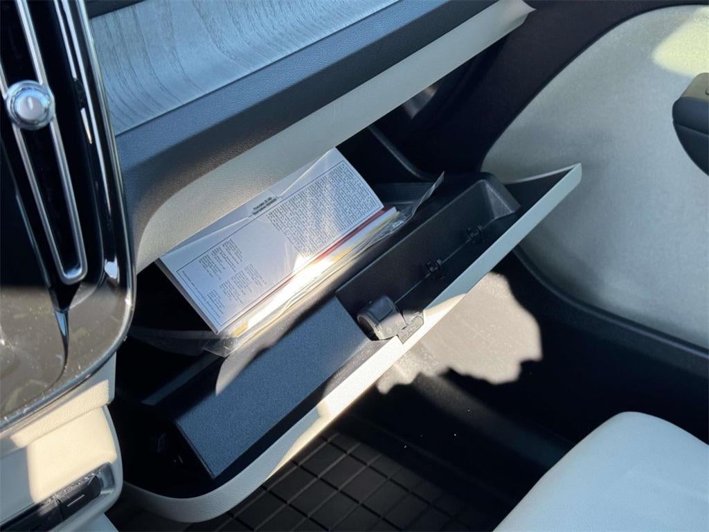 2023 Volvo XC40 B5 Plus Bright Theme