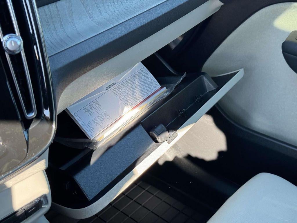 2023 Volvo XC40 B5 Plus Bright Theme