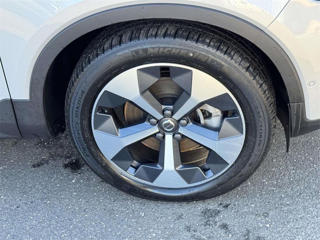 2023 Volvo XC40 B5 Plus Bright Theme