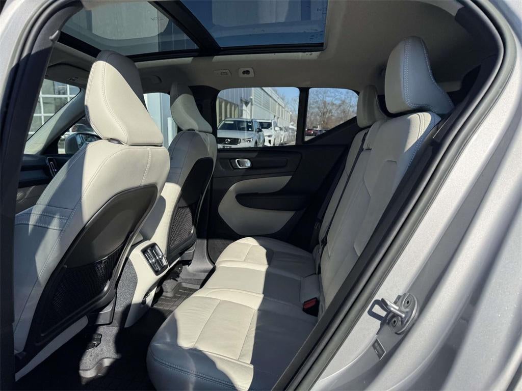 2023 Volvo XC40 B5 Plus Bright Theme