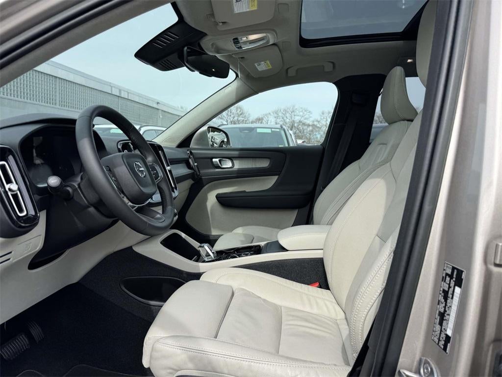 2023 Volvo XC40 B5 Plus Bright Theme
