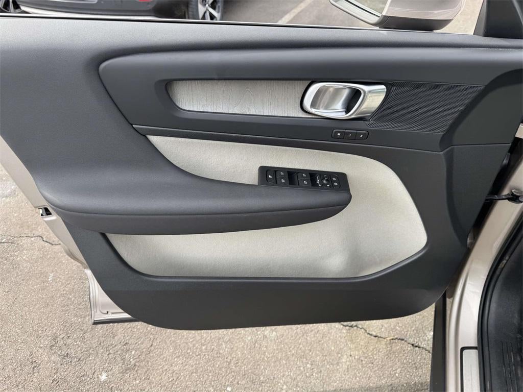 2023 Volvo XC40 B5 Plus Bright Theme