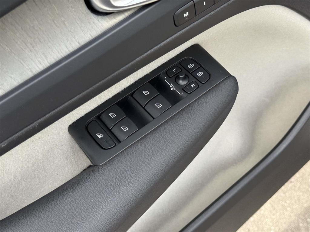 2023 Volvo XC40 B5 Plus Bright Theme