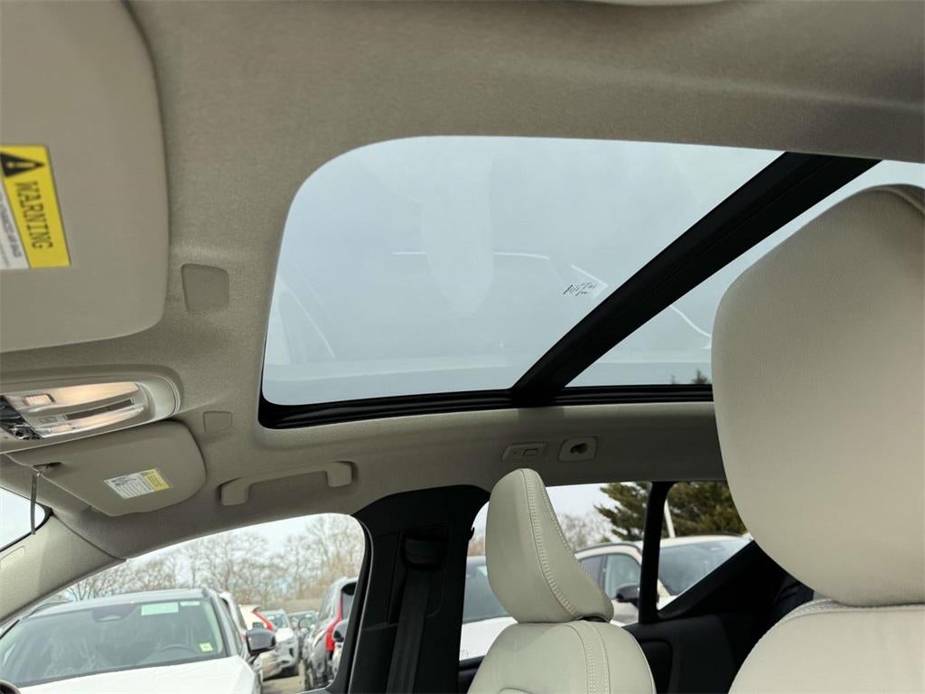 2023 Volvo XC40 B5 Plus Bright Theme