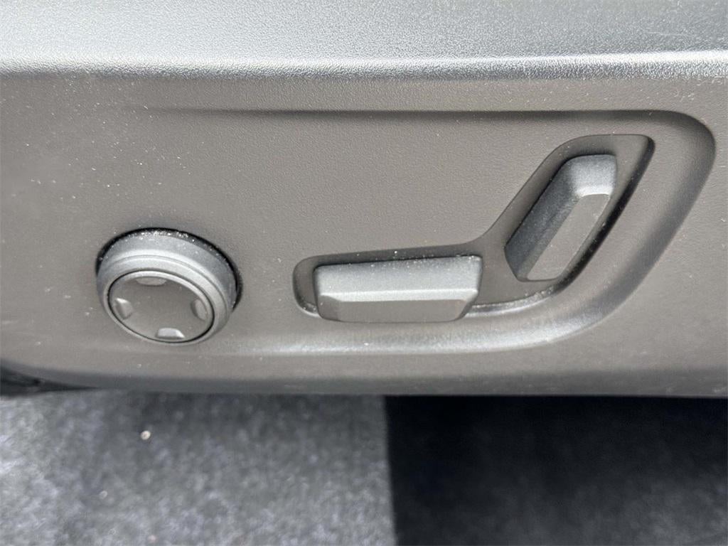 2023 Volvo XC40 B5 Plus Bright Theme