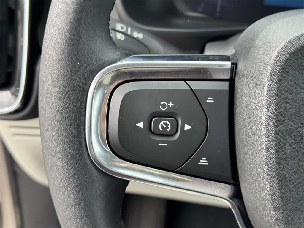 2023 Volvo XC40 B5 Plus Bright Theme