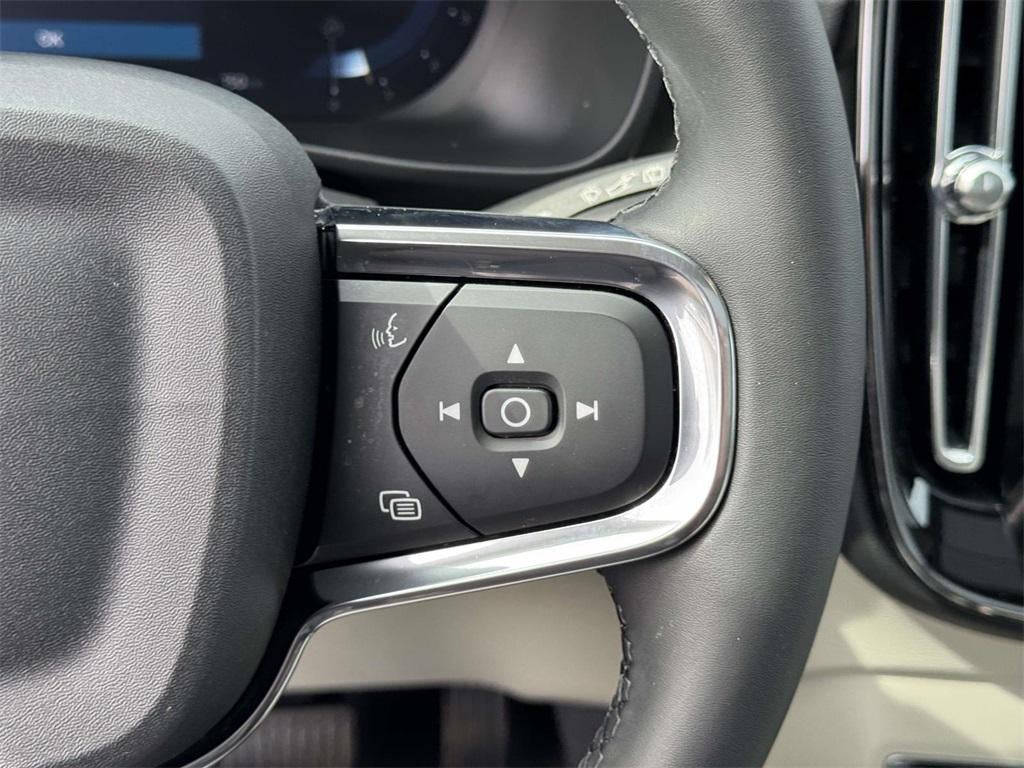 2023 Volvo XC40 B5 Plus Bright Theme