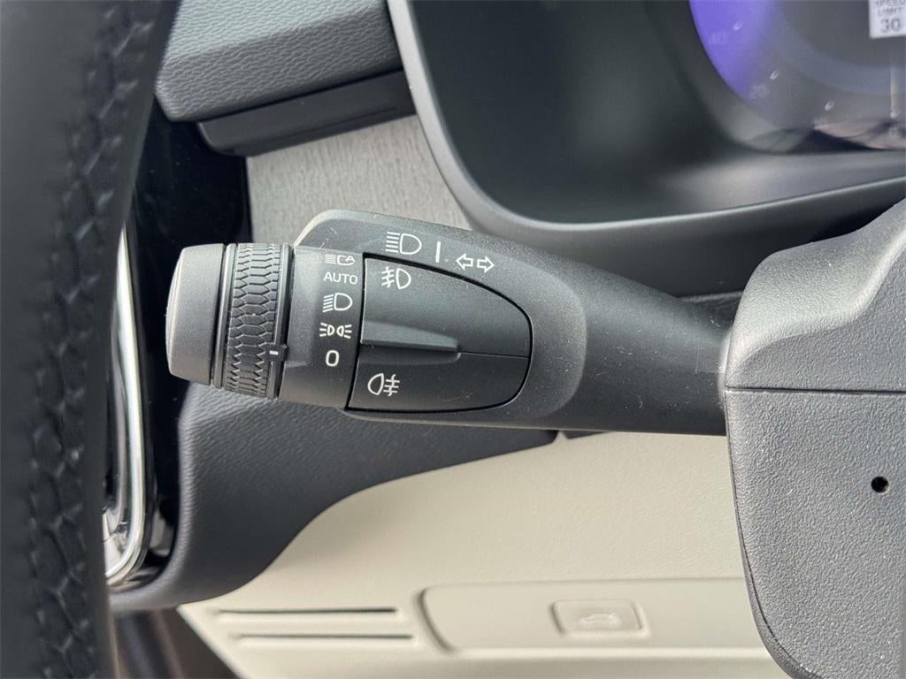 2023 Volvo XC40 B5 Plus Bright Theme