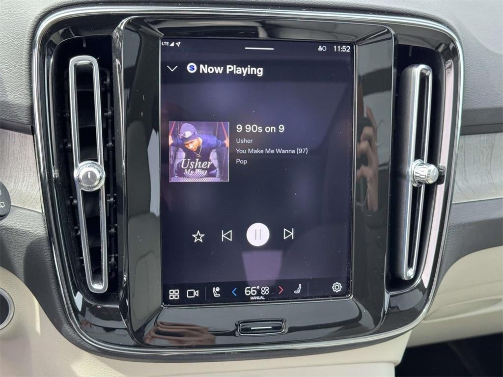 2023 Volvo XC40 B5 Plus Bright Theme