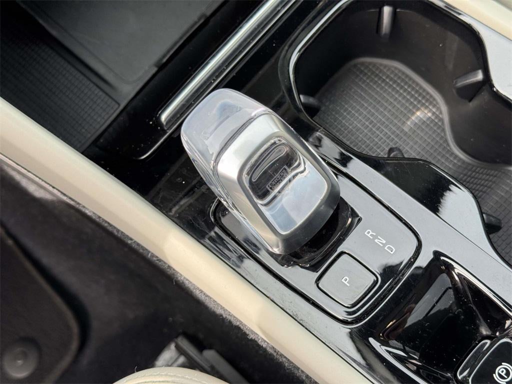 2023 Volvo XC40 B5 Plus Bright Theme