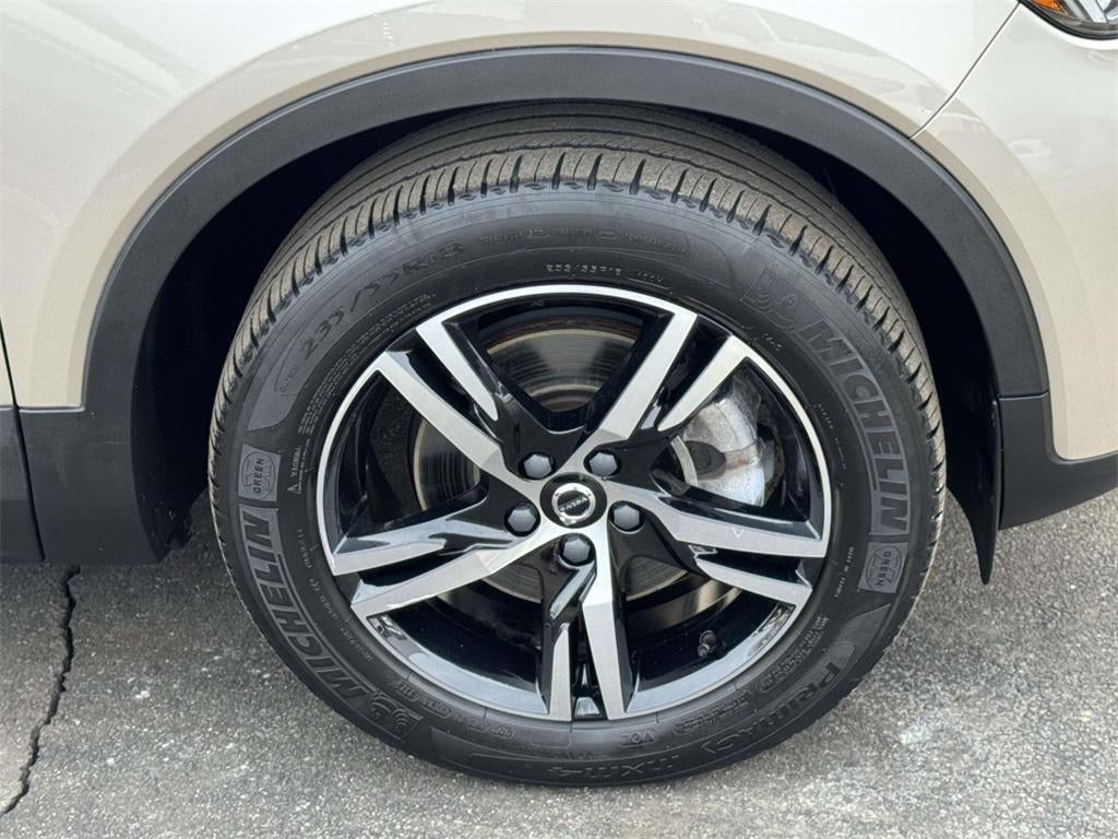 2023 Volvo XC40 B5 Plus Bright Theme