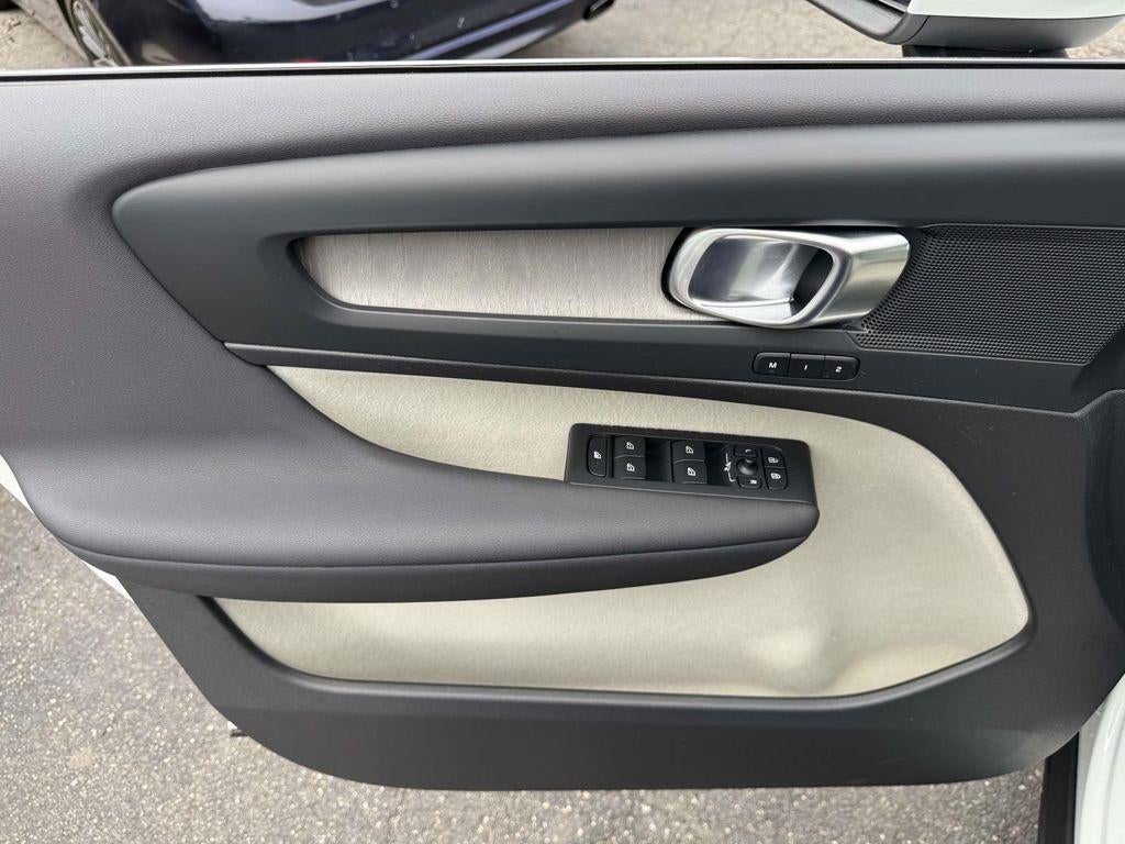 2023 Volvo XC40 B5 Plus Bright Theme