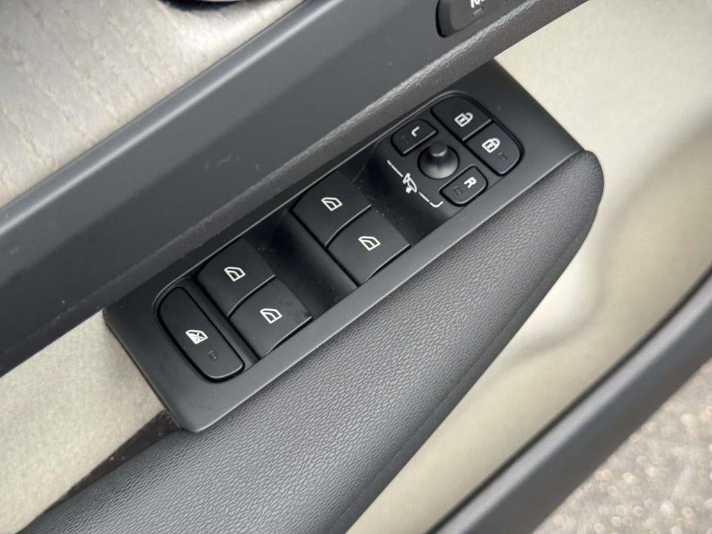 2023 Volvo XC40 B5 Plus Bright Theme