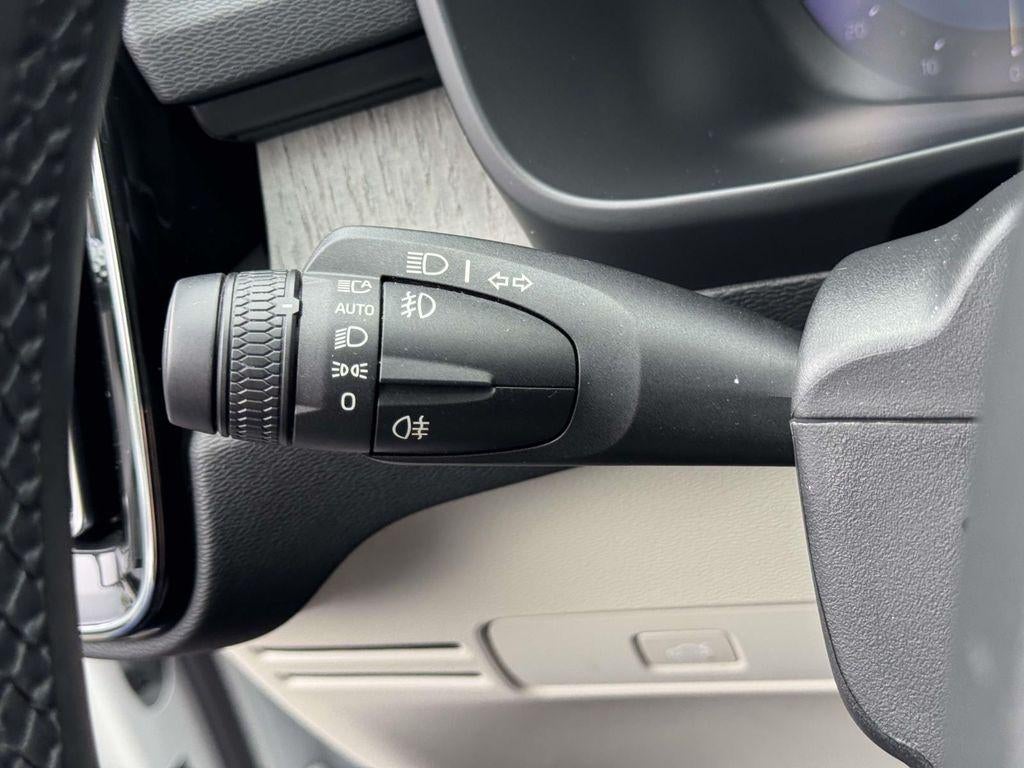 2023 Volvo XC40 B5 Plus Bright Theme
