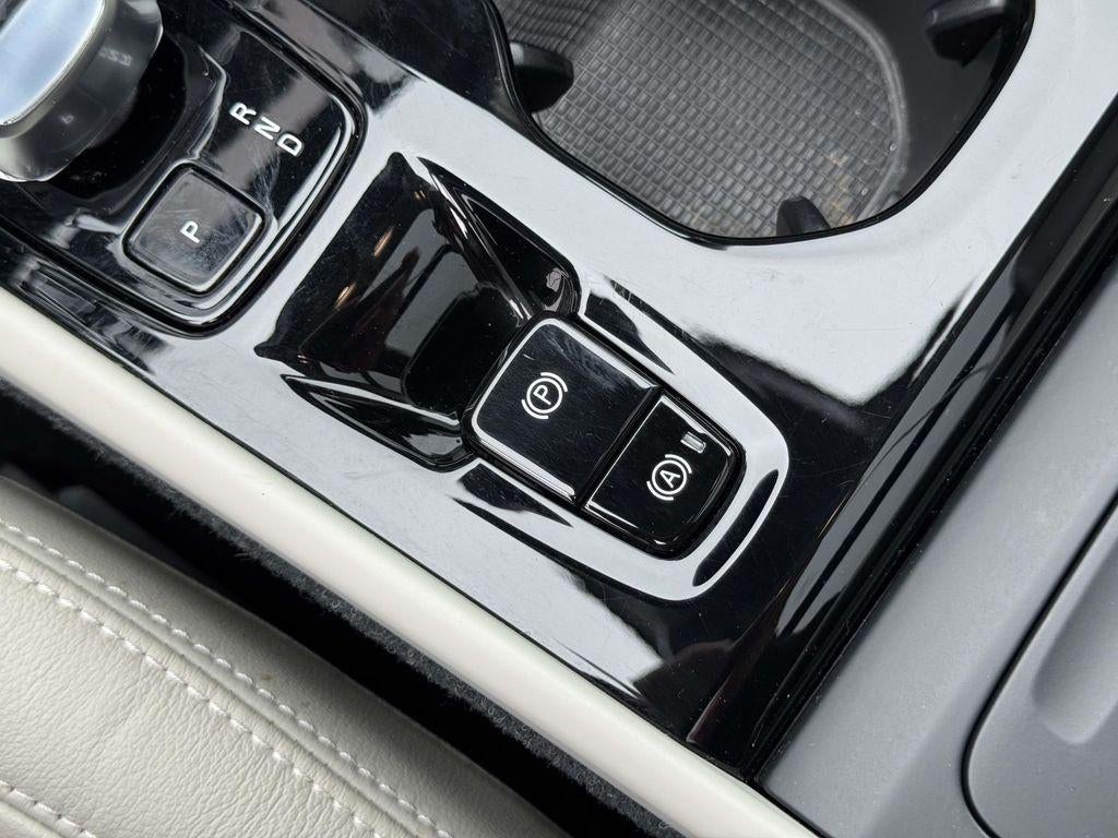 2023 Volvo XC40 B5 Plus Bright Theme